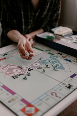 Evde kal ve güvende ol. Masa oyunları aile eğlencesi. Karantina aile zamanı. Masa oyunu. Kartlar, zarlar, piyonlar. Strateji oyunu. Evde kal. Aile karantina zamanı. Tahta oyunları koleksiyonu.