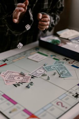 Evde kal ve güvende ol. Masa oyunları aile eğlencesi. Karantina aile zamanı. Masa oyunu. Kartlar, zarlar, piyonlar. Strateji oyunu. Evde kal. Aile karantina zamanı. Tahta oyunları koleksiyonu.