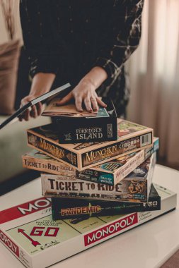 31 Mart 2020. Masa oyunları koleksiyonu. Monopoly, Bilet, Pandemic, Yasak Ada, Munchkin. Oynamak için bir oyun seç. Karantinada evde kal. Coronovirus covid-19 evde kendini izole ediyor..