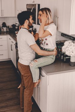 Mutfaktaki mutlu çift. Yaşam tarzı mutfak. Evde kal. Ev yemeği. Kendini soyutlama. Evde karantina zamanı. Kahve içiyorum. Yaşam tarzı kıyafeti. Evde olmak rahatlatıcı. Coronavirus covid-19 karantinası