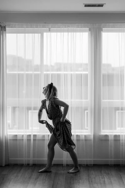 Черно Белая Концепция Леди Танцует Макси Платье Перед Окном Балерина — стоковое фото