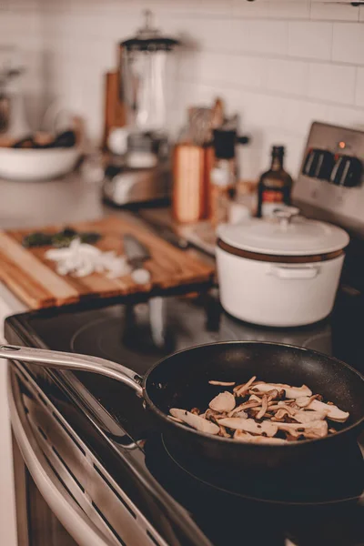 Kochvorgang Der Küche Champignons Der Pfanne Anbraten Kochen Sie Abendessen — Stockfoto