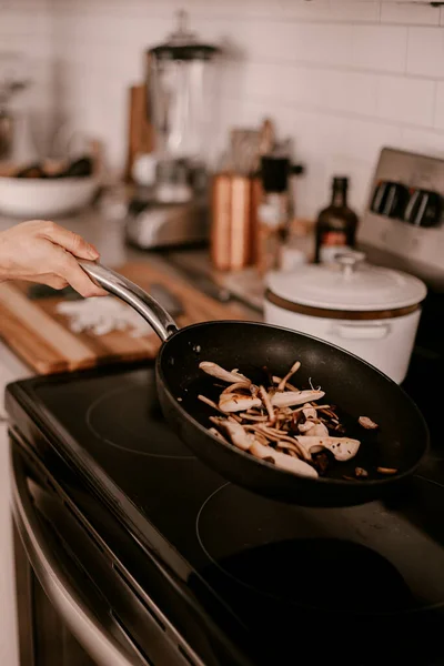 Processo Cozinha Cozinha Cogumelos Refogados Frigideira Cozinhe Jantar Almoço Cozinha — Fotografia de Stock