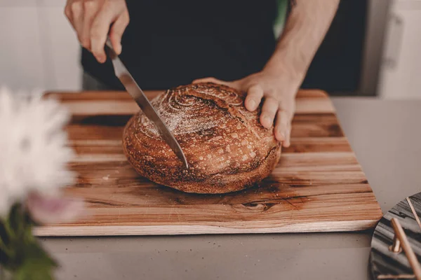 Zelfgemaakt Zuurdesembrood Tarweroggemeel Man Snijdt Het Brood Snijplank Handgemaakt Voedseltrends — Stockfoto