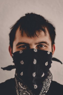 Evde kal ve kendini izole et. Maskeli adam evde kalmak istiyor. Karantina kaynağı 2020, koronavirüs covid-19. Şehir kapatıldı. Sağlıcakla. Mesafeli. Kendini soyutlama. Kelime sloganı