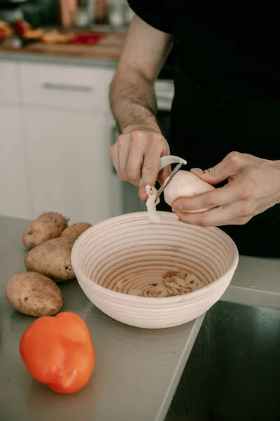 Preparação Alimentos Batatas Descascar Pele Batata Balcão Cozinha Lavatório Cozinha — Fotografia de Stock