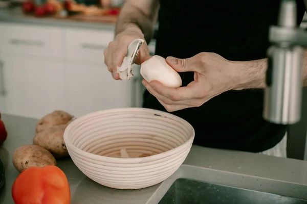 Essenszubereitung Kartoffeln Schälen Kartoffelschalen Küchentheke Küchenspüle Abendessen Zubereiten Der Mensch — Stockfoto