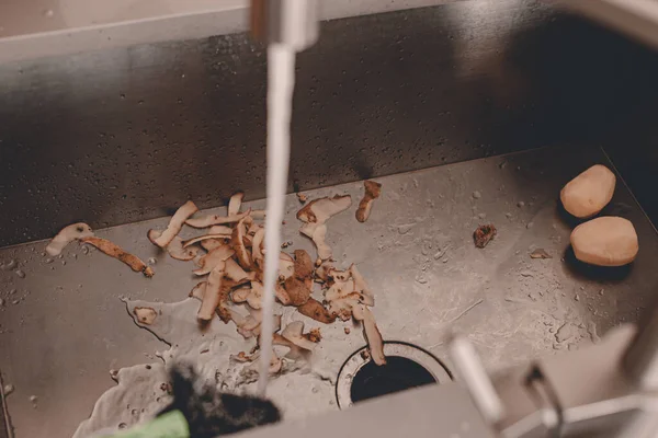 Preparação Alimentos Batatas Descascar Pele Batata Balcão Cozinha Lavatório Cozinha — Fotografia de Stock