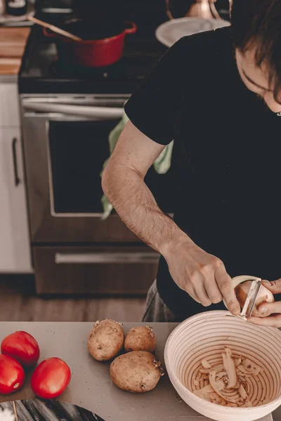 Essenszubereitung Kartoffeln Schälen Kartoffelschalen Küchentheke Küchenspüle Abendessen Zubereiten Der Mensch — Stockfoto