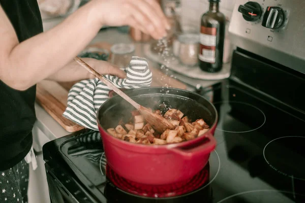 Lady Kocht Abendessen Für Die Familie Holländischer Ofen Auf Herdplatte — Stockfoto