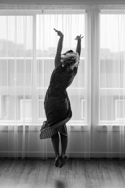 Черно Белая Концепция Леди Танцует Макси Платье Перед Окном Балерина — стоковое фото