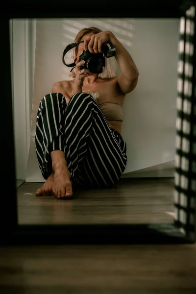 Mujer Con Pantalones Rayas Sienta Cerca Ventana Autorretrato Reflejo Espejo —  Fotos de Stock