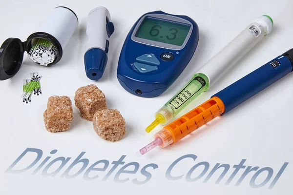葡萄糖计 胰岛素注射器笔 白桌子上的糖 糖尿病控制概念 — 图库照片