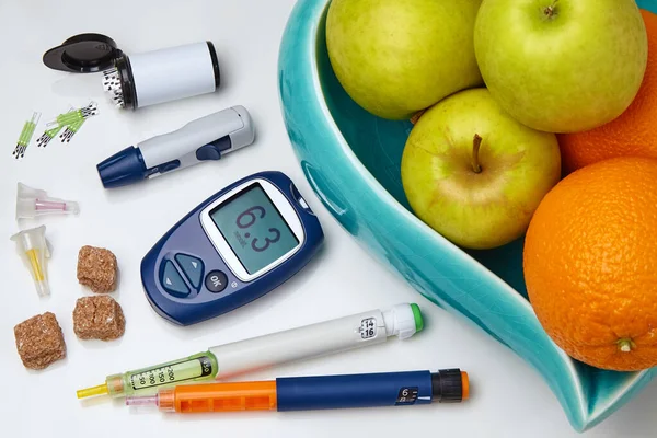 Glucosímetro Jeringa Insulina Jarrón Azúcar Con Manzanas Naranjas Sobre Una —  Fotos de Stock