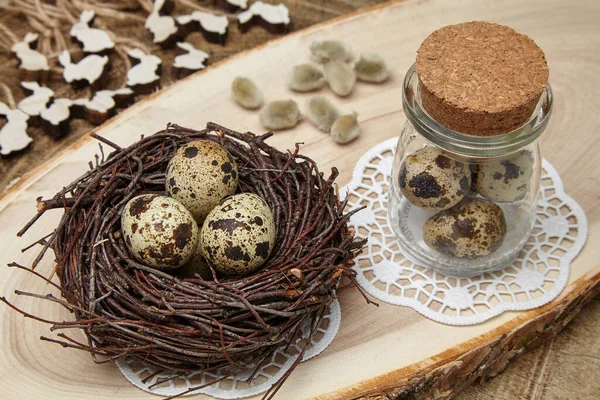 Yuvadaki Kuş Yumurtaları Kavanozdaki Yumurtalar Tahta Tavşanlar Tahta Testeredeki Söğüt — Stok fotoğraf