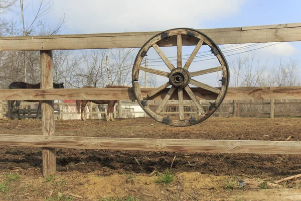 Rueda Madera Cerca Arena Montar Caballo — Foto de Stock