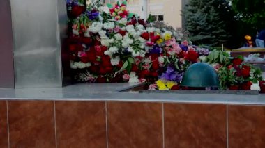  İkinci Dünya Savaşı 'ndaki zaferin sembolü olan Meçhul Asker Mezarlığı' nda yıldızlı ve çiçekli sonsuz alev anıtı. Milyonlarca Sovyet 'in anısına yanan ateş anavatanı savundu..