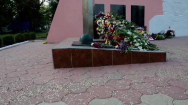 Anıtta taze çiçekler. 9 Mayıs   