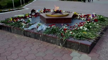   İkinci Dünya Savaşı 'ndaki zaferin sembolü olan Meçhul Asker Mezarlığı' nda yıldızlı ve çiçekli sonsuz alev anıtı. Milyonlarca Sovyet 'in anısına yanan ateş anavatanı savundu.. 