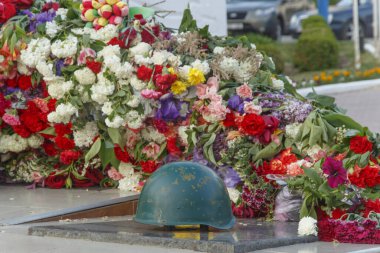 Bilinmeyen askerin anıtında bir sürü güzel çiçek var. 9 Mayıs, bahar parkında. 