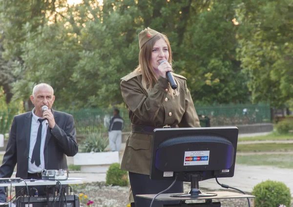 Uma Linda Garota Vestida Com Uniforme Militar Soviético Canta Canções — Fotografia de Stock