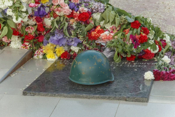 Viele Schöne Blumen Denkmal Für Den Unbekannten Soldaten Mai Gedenken — Stockfoto