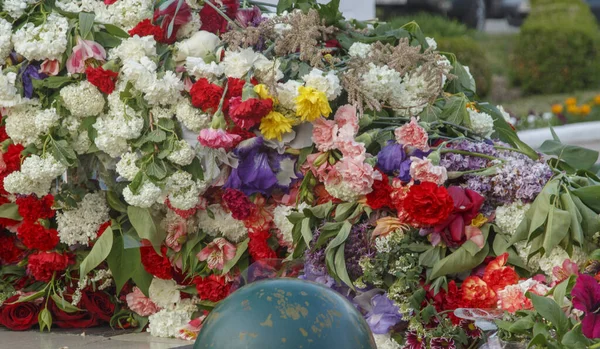 Viele Schöne Blumen Denkmal Für Den Unbekannten Soldaten Mai Park — Stockfoto