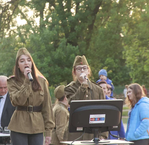 Meninas Vestidas Com Uniformes Militares Soviéticos Cantam Canções Sobre Segunda — Fotografia de Stock