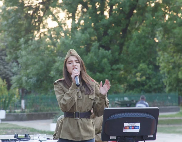 Jovem Menina Bonita Vestida Com Uniforme Militar Soviético Com Microfone — Fotografia de Stock