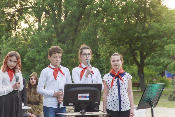 Jovens Pioneiros Realizam Versos Sobre Segunda Guerra Mundial Parque Moldova — Fotografia de Stock