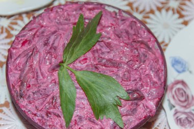 Maydanoz yapraklı mayonezli pancar salatası. 