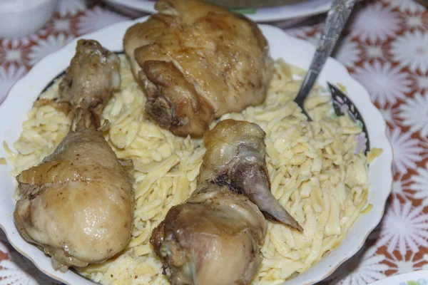 Bir tabak ev yapımı erişte ve kızarmış tavuk.  