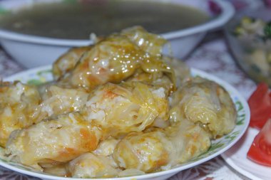 Etli, pirinçli ve sebzeli lahana dolması.                                                                                                                                                    