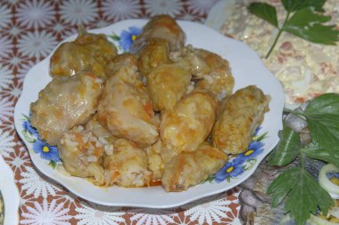 Et, pirinç ve sebzeli lahana dolması. Rus, mayonez salatası (Olivier) ve ringa balığı 