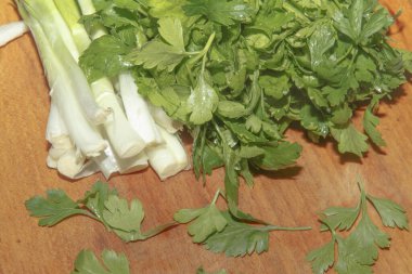  Tahtada maydanoz ve pırasa demeti 