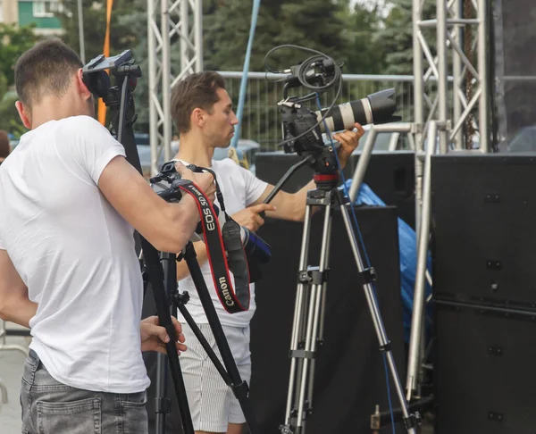 モルドバコール06 2019年国際音楽祭友達の顔 オペレーターはカメラを見て — ストック写真