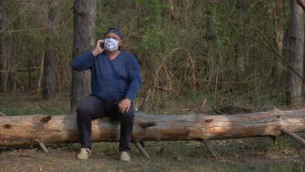 Hombre Con Una Máscara Protectora Bosque Sienta Árbol Habla Por — Vídeos de Stock