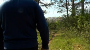  Korumacı maskeli ve eldivenli bir adam orman yolu boyunca iner insan ve doğa kavramı koronavirüs salgınından korunur..
