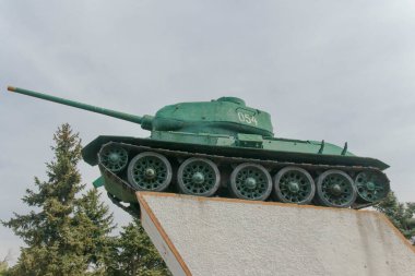 Sovyet tankı T-34 'ün anıtı, bahar gökyüzünün arka planına karşı bir kaidede. Moldova Cahul 17. 04 numara. 2020