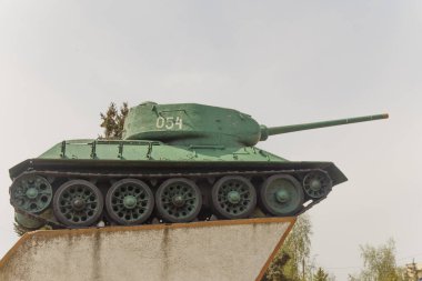 Sovyet T-34 tankı gökyüzüne karşı bir kaide üzerinde. Moldova Cahul 17. 04 numara. 2020.
