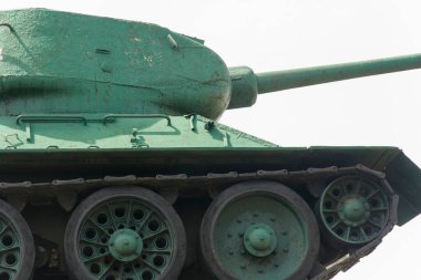 Sovyet tankı t-34 gökyüzü arkaplanına yakın çekim. Moldova Cahul 17. 04 numara. 2020
