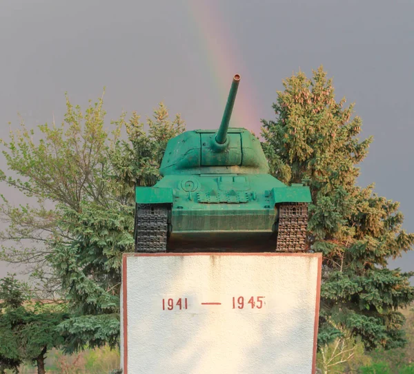 Sowjetpanzer Auf Einem Sockel Gegen Den Himmel Mit Einem Regenbogen — Stockfoto