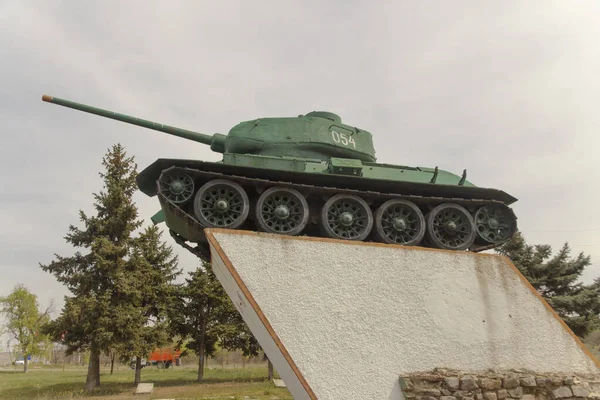 Sovyet efsanevi tankı T-34 'ün anıtı bahar gökyüzünün arka planında bir kaidede. Moldova Cahul 17. 04 numara. 2020.
