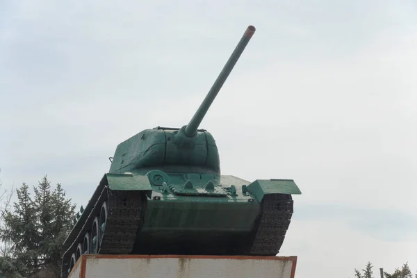 Gökyüzüne karşı duran Sovyet tankı T-34 'ün anıtı. Moldova Cahul 17. 04 numara. 2020.