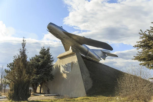 Denkmal Für Das Sowjetische Militärflugzeug Vor Dem Hintergrund Des Bewölkten — Stockfoto
