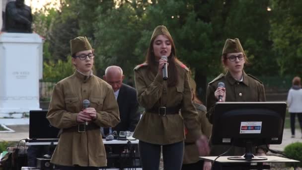 Moldavië Kahul 2019 Twee Jonge Tweelingzussen Zingen Samen Met Een — Stockvideo