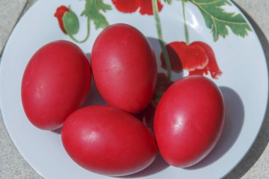 Bir tabakta dört kırmızı ördek yumurtası..