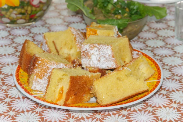 Ev yapımı pudra ve portakal kabuğuyla yakın plan bir tabakta salataların yanında..