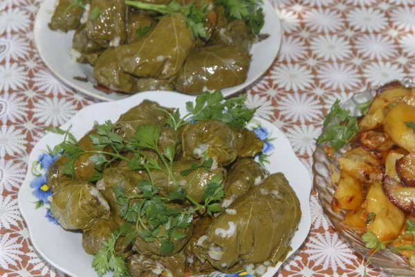 Moldavische Kool Broodjes Met Rijst Vlees Naast Gebakken Aardappelen — Stockfoto