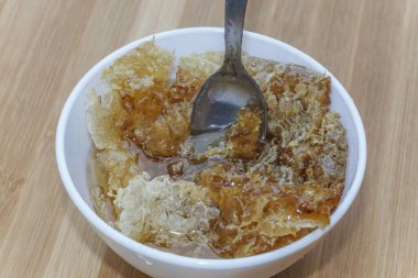 Tahtadaki küçük bir tabakta ballı bal petekleri 